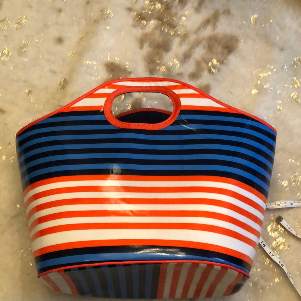 Super cute insulated cooler.